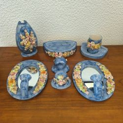 Bel ensemble en faience type barbotine pour salle de bain ton bleu