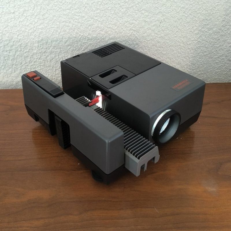 Projecteur de diapositives en l etat (la telecommande ne permet pas de faire avancer les diapos)