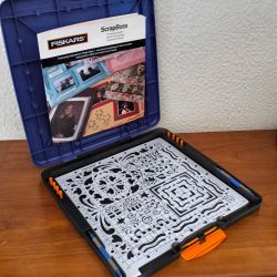 Fiskars ScrapBoss Embossing System, une machine de gaufrage pour scrapbooking