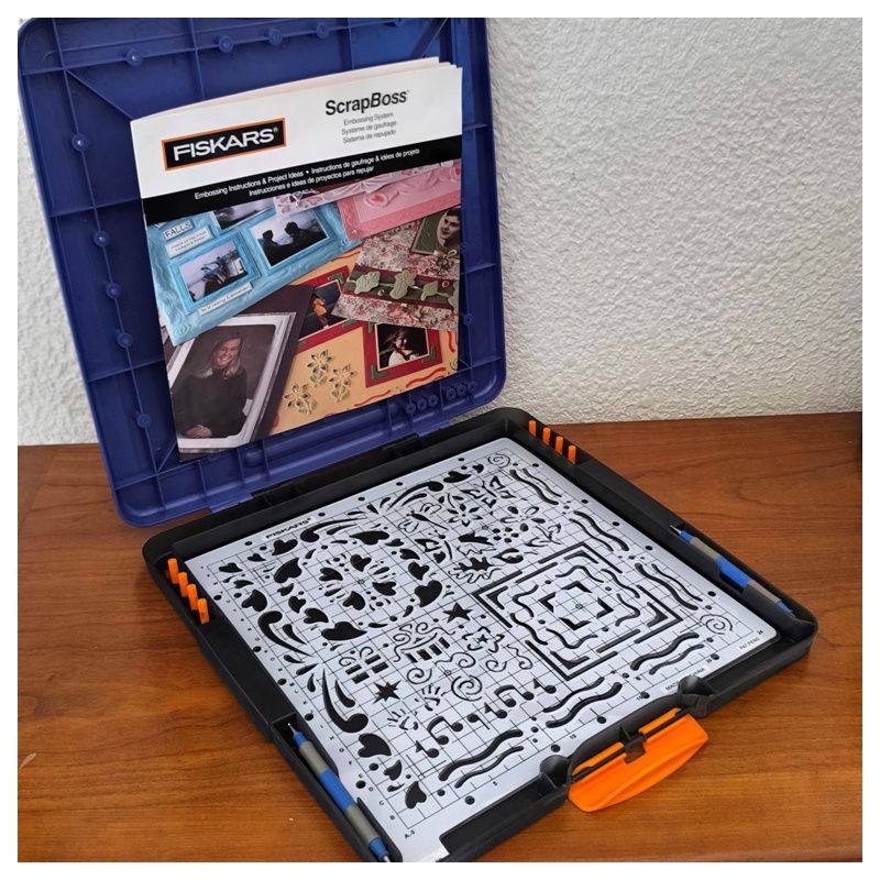 Fiskars ScrapBoss Embossing System, une machine de gaufrage pour scrapbooking
