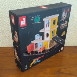 jeu en bois Le garage de Janod Garage en Bois Massif  - 3 Voitures et 1 Hélicoptère Inclus 