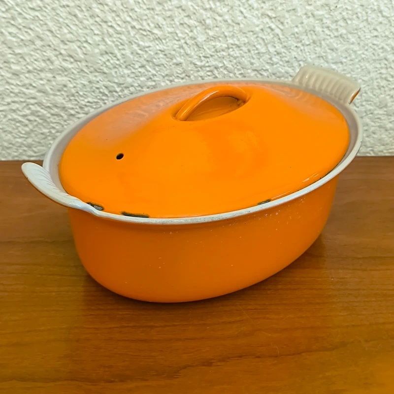 cocotte ovale en fonte émaillée Le Creuset, 26 cm de couleur Volcanique (orange),