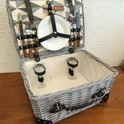 Panier picnic gris en osier pour 2 personnes