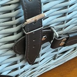 Panier picnic gris en osier pour 2 personnes
