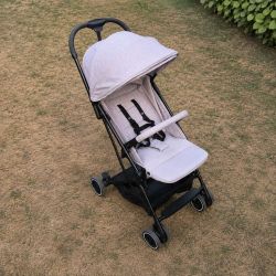 Poussette enfant compacte legere dans les tons gris