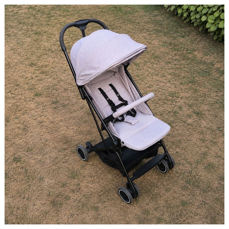 Poussette enfant compacte legere dans les tons gris