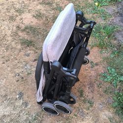 Poussette enfant compacte legere dans les tons gris