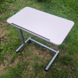 table médicale réglable en hauteur et inclinable
