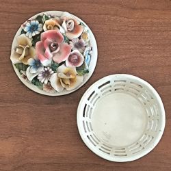 Boîte à bijoux vintage style Capodimonte en céramique italienne, Panier fleuri barbotine