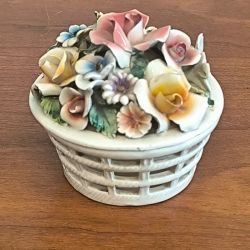 Boîte à bijoux vintage style Capodimonte en céramique italienne, Panier fleuri barbotine