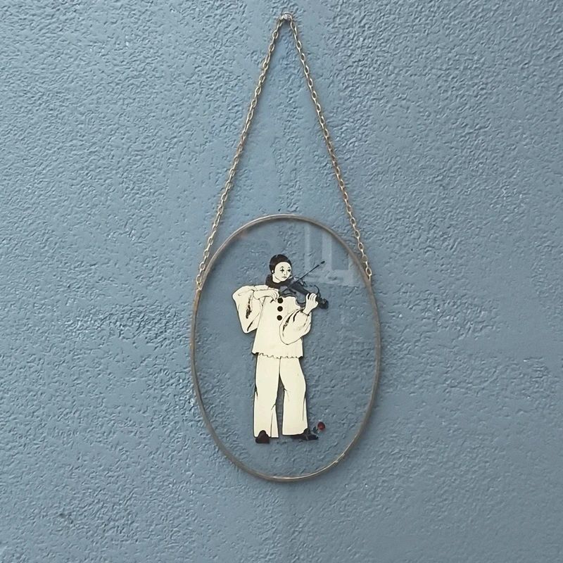 Suspension murale vintage Pierrot au violon sous verre, Années 80