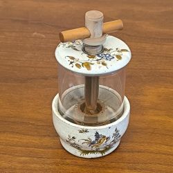 Moulin à poivre / épices vintage en faïence peinte – Décor style moustier