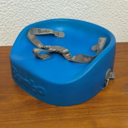 Réhausseur de chaise Bumbo bleu avec harnais
