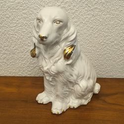 figurine chien en porcelaine blanche et dorée – style épagneul / King Charles
