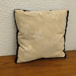 Coussin vintage en laine point noué motif roses style Rya 70s