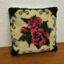Coussin vintage en laine point noué motif roses style Rya 70s