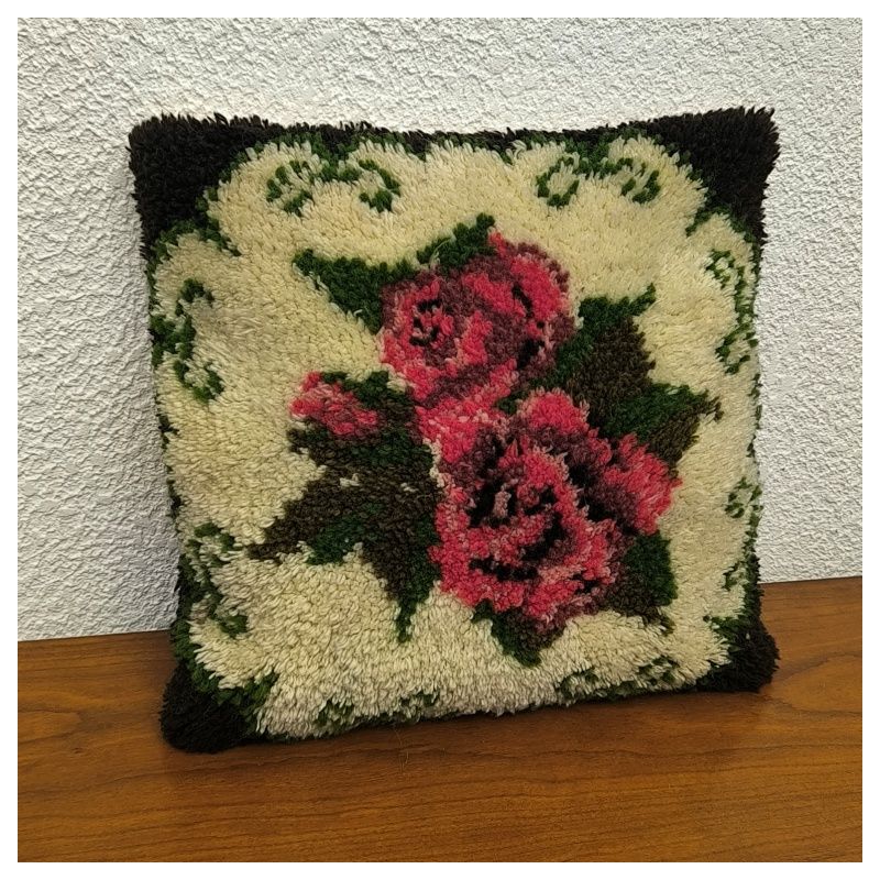 Coussin vintage en laine point noué motif roses style Rya 70s