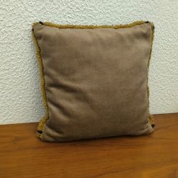 Coussin vintage en laine point noué motif roses 