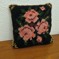 Coussin vintage en laine point noué motif roses 