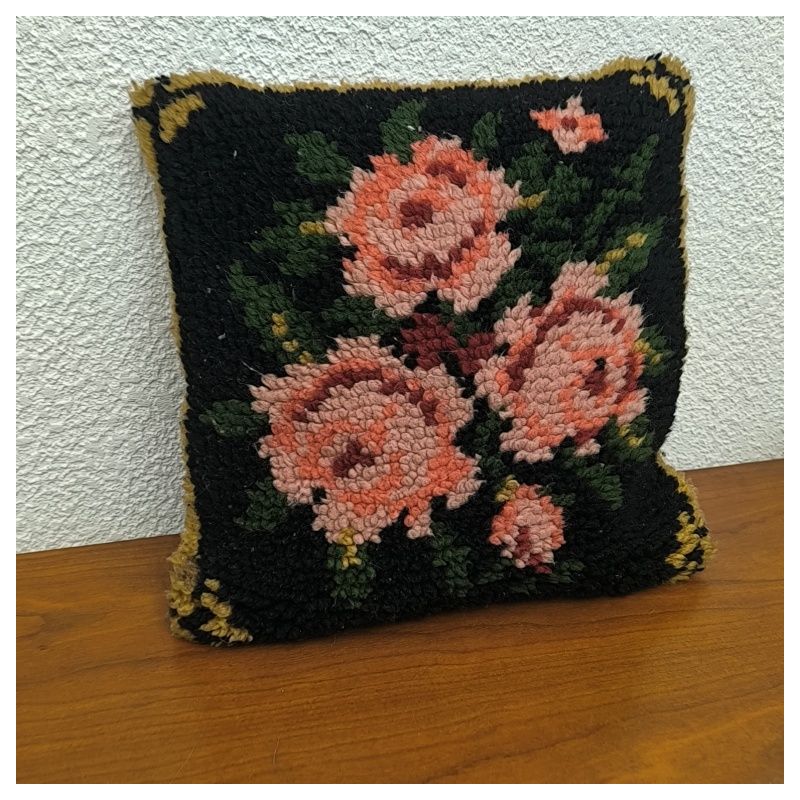 Coussin vintage en laine point noué motif roses 