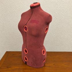 Mannequin à couture reglable
