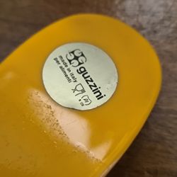 lot d'ustensiles correspond à des couverts à salade vintage de la célèbre marque italienne Fratelli Guzzini, datant des années 1