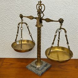 ancienne balance d'apothicaire / objet décoratif