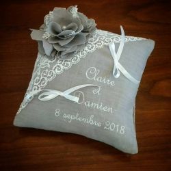 Coussin de mairage / porte-alliances personnalisé brodé avec les prénoms des futurs mariés- Coloris et thème du mariage au choix