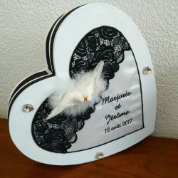 Tirelire coeur personnalisée pour votre mariage : les colombes avec vos prénoms et la date de votre mariage