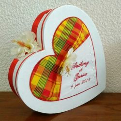 Tirelire en forme de coeur personnalisée pour votre mariage : thème créole,  avec vos prénoms et la date de votre mariage