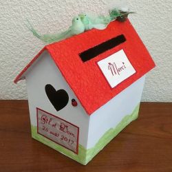 Tirelire personnalisée pour votre mariage en forme de maison avec vos prénoms et la date de votre mariage