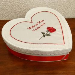 Tirelire coeur personnalisée pour votre mariage avec rose brodée avec vos prénoms et la date de votre mariage