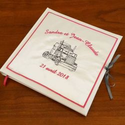 livre d'or personnalisé avec un camion brodé, avec vos prénoms brodés (thème et couleur au choix)