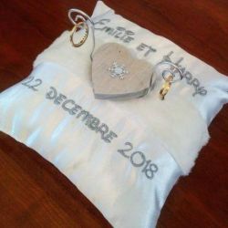 Coussin de mariage / porte-alliances personnalisé pour un mariage hivernal, brodé avec les prénoms des futurs mariés- Coloris et