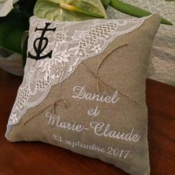 Coussin de mariage / porte-alliances en lin et dentelle, personnalisé brodé avec une croix camarguaise, avec les prénoms des fut