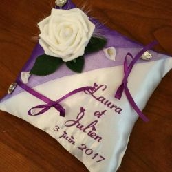 Coussin de mariage / porte-alliances personnalisé, avec orchidée, brodé avec les prénoms des futurs mariés- Coloris et thème du 