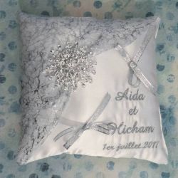 Coussin de mariage / porte-alliances personnalisé brodé avec les prénoms des futurs mariés- Coloris et thème du mariage au choix