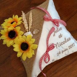 Coussin de mariage / porte-alliances personnalisé champêtre avec épis de blé et tournesols brodé avec les prénoms des futurs mar