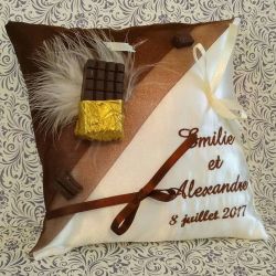 Coussin de mariage / porte-alliances personnalisé pour un mariage sur le thème de la gourmandise, avec tablette de chocolat, bro