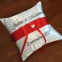 Coussin de mariage / porte-alliances personnalisé  avec ruban large central de couleur, brodé avec les prénoms des futurs mariés